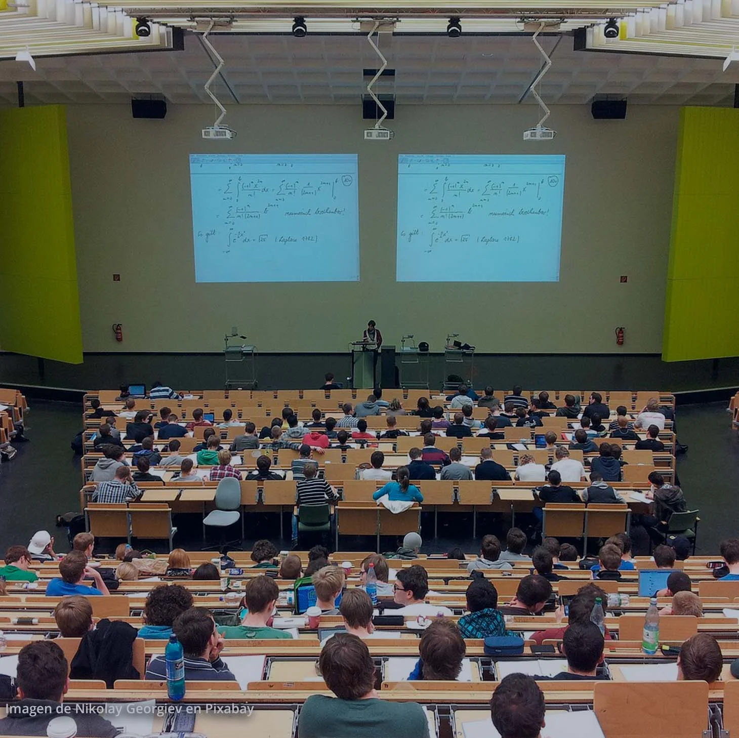 Simposio 50 años de ALAMOC: homenaje a los fundadores Auditorio lleno durante el simposio conmemorativo de los 50 años de ALAMOC, destacando a Rubén Ardila y Emilio Ribes Iñesta.