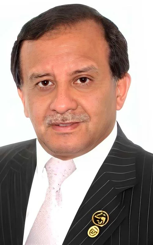 Retrato de Luis Pérez Flores, Presidente de ALAMOC, destacado líder en psicología y sexología clínica en el marco del Aniversario 50 años ALAMOC.