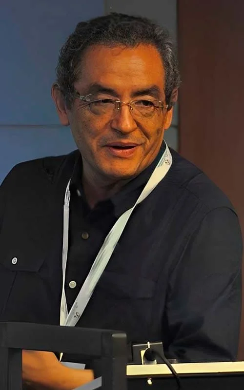 Retrato de Bernardo Useche Aldana, psicólogo colombiano y Coordinador de ALAMOC. Imagen del Aniversario 50 años ALAMOC.